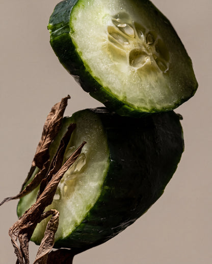 Earl Grey & Cucumber scent notes: cucumber slices with dried Earl Grey tea leaves