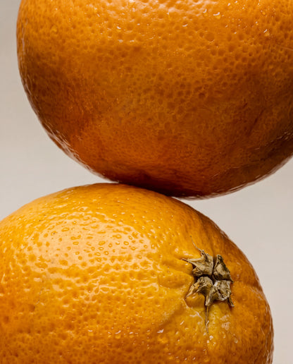Grapefruit scent notes: two ripe citrus fruits stacked